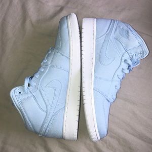 Air Jordan 1 MID BG size: 7Y